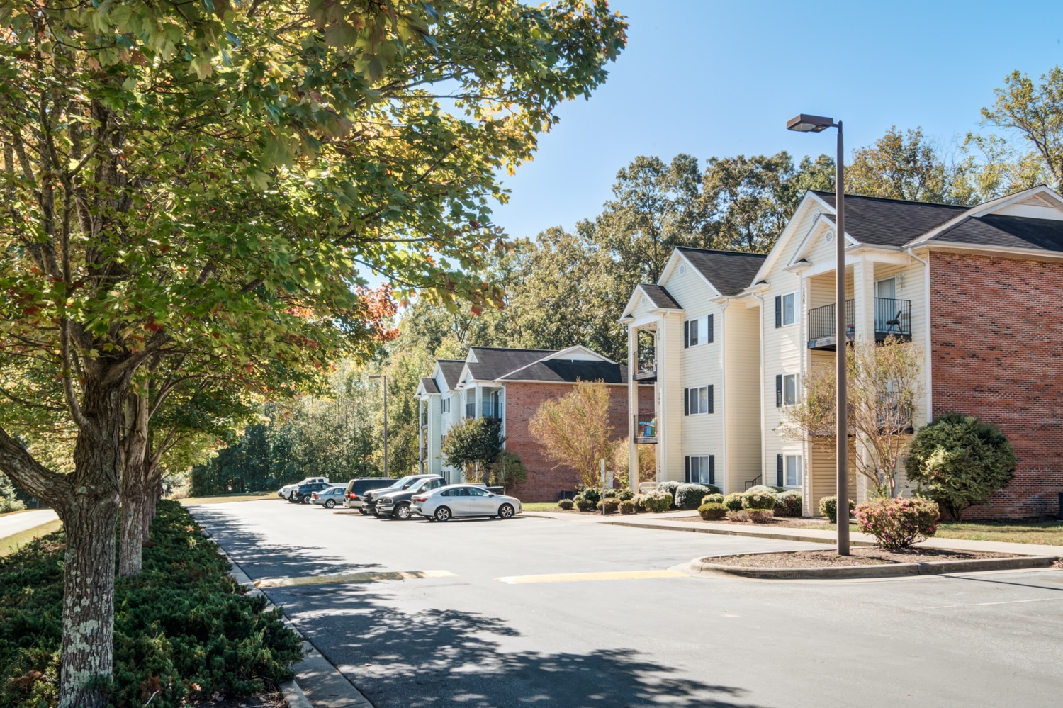 colonial-village-apartments-lincolnton-nc-building-exterior-resident-parking